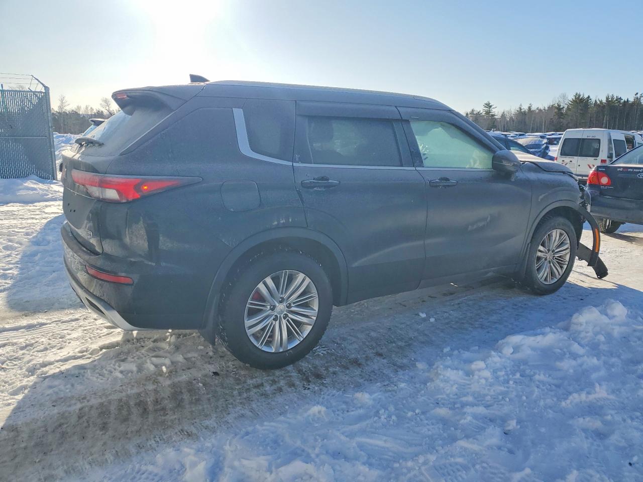 2024 MITSUBISHI OUTLANDER SE photo 3