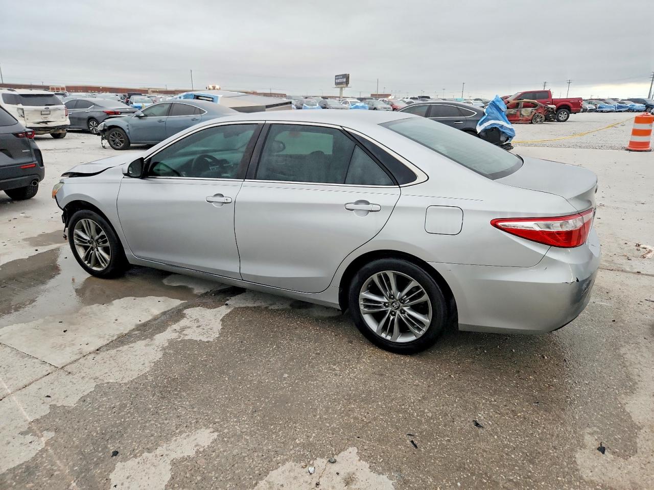 2016 TOYOTA CAMRY LE photo 3