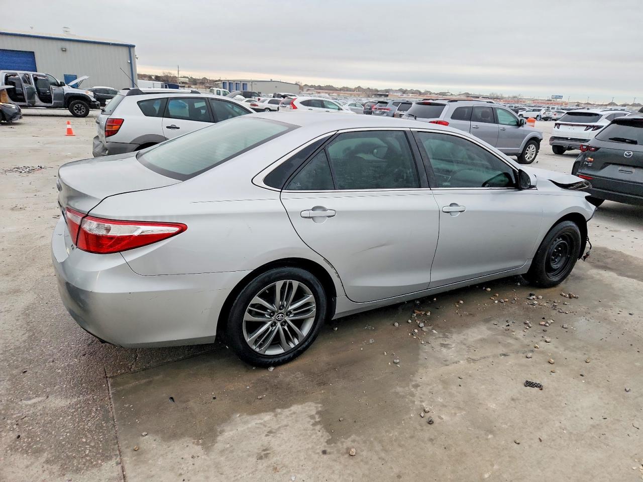 2016 TOYOTA CAMRY LE photo 5
