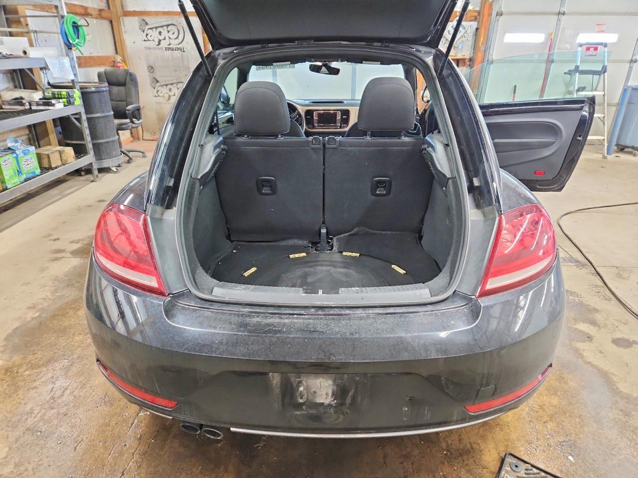 2018 VOLKSWAGEN BEETLE S photo 11