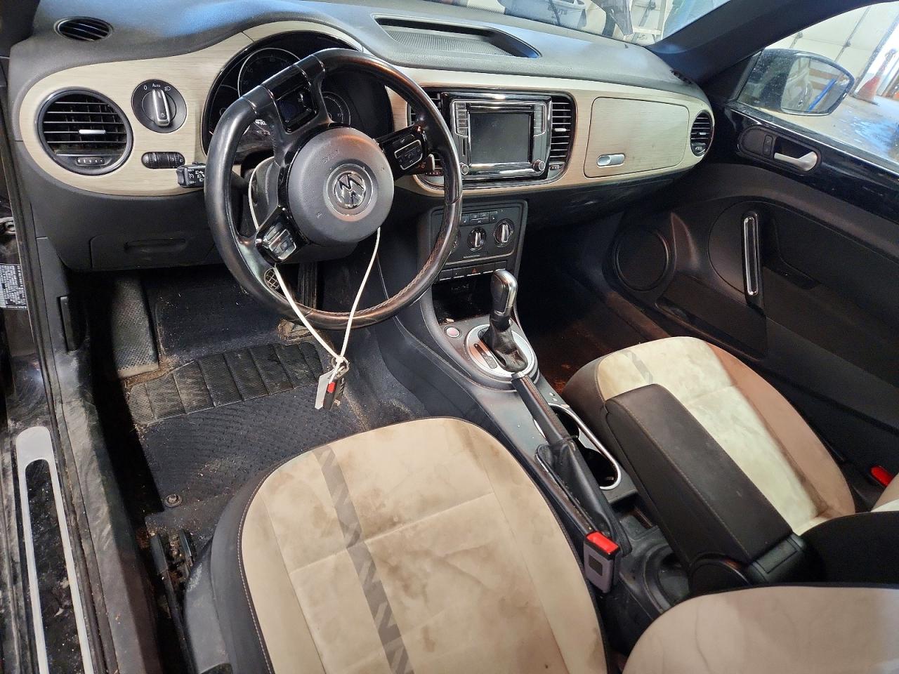 2018 VOLKSWAGEN BEETLE S photo 15
