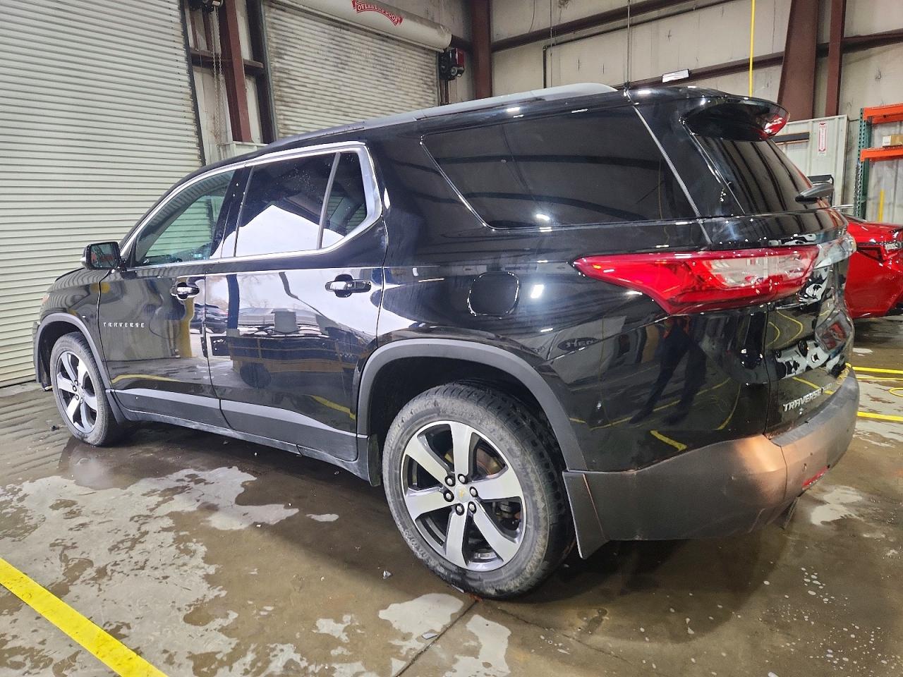 2020 CHEVROLET TRAVERSE LT photo 2