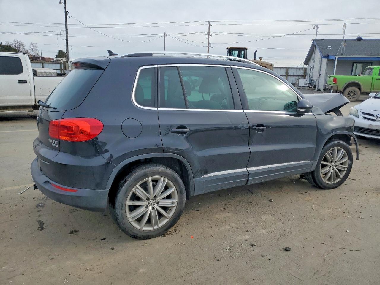 2013 VOLKSWAGEN TIGUAN S photo 3