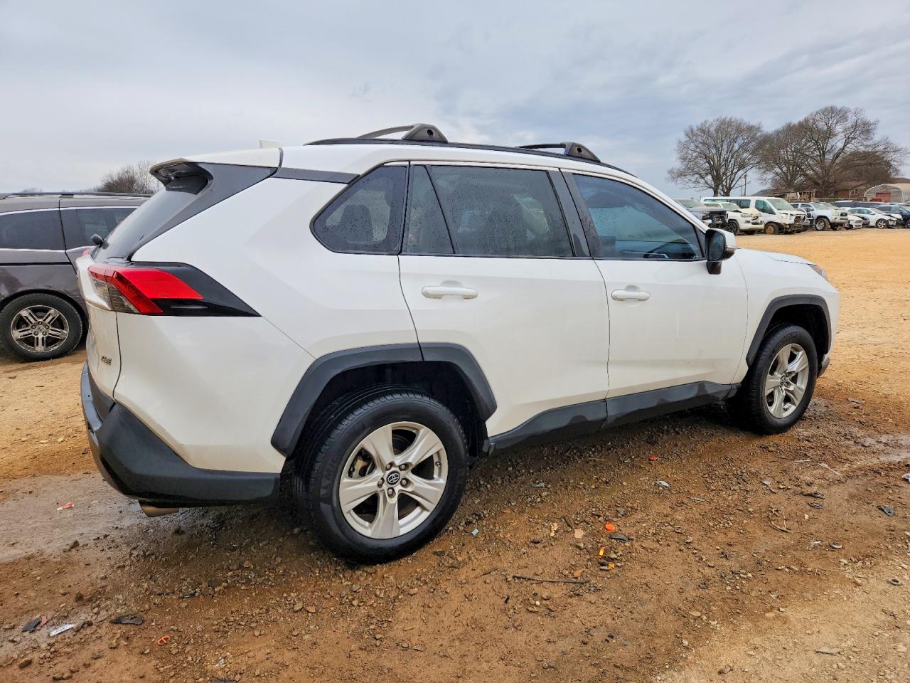 2019 TOYOTA RAV4 XLE photo 3