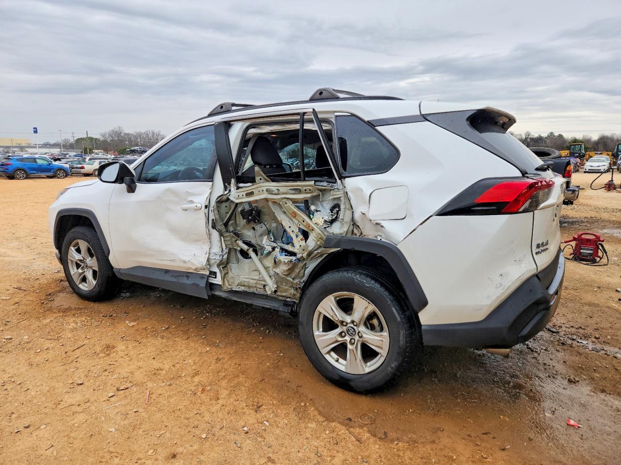 2019 TOYOTA RAV4 XLE photo 2