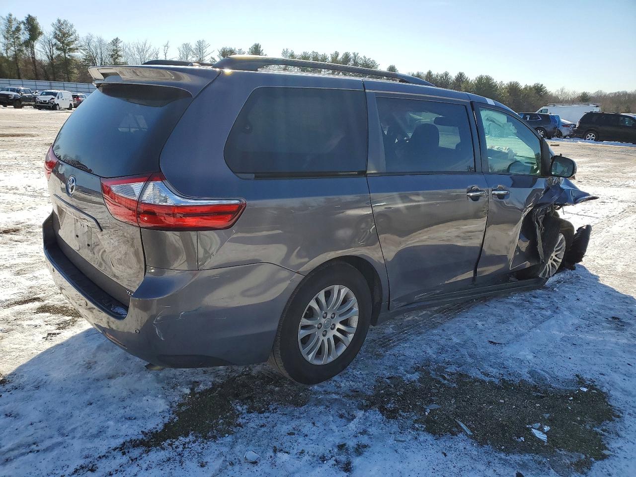 2017 TOYOTA SIENNA photo 5