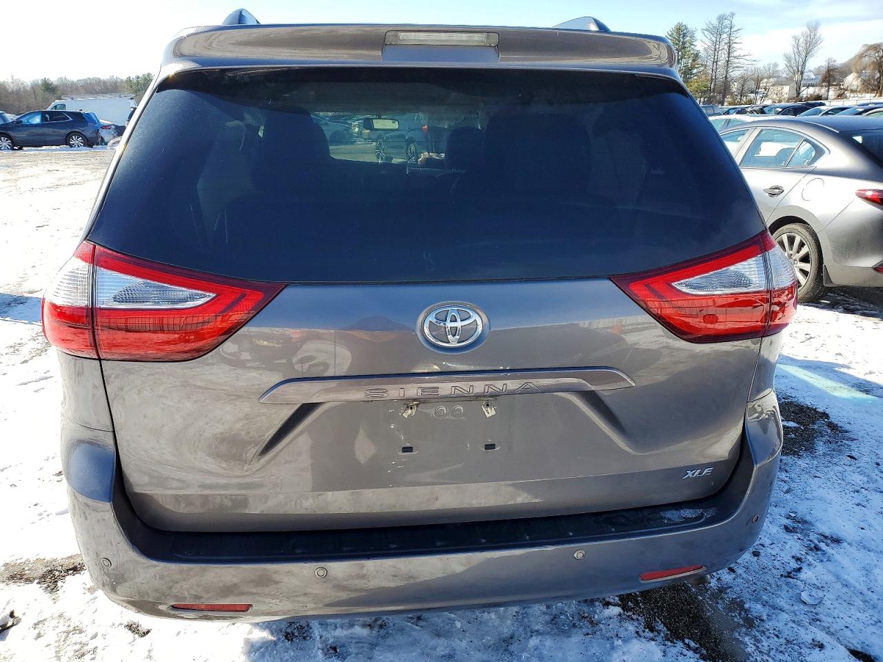 2017 TOYOTA SIENNA photo 11