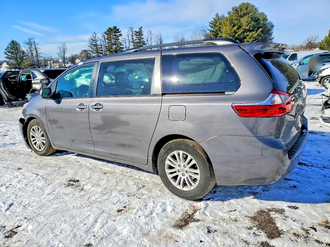 2017 TOYOTA SIENNA photo 3