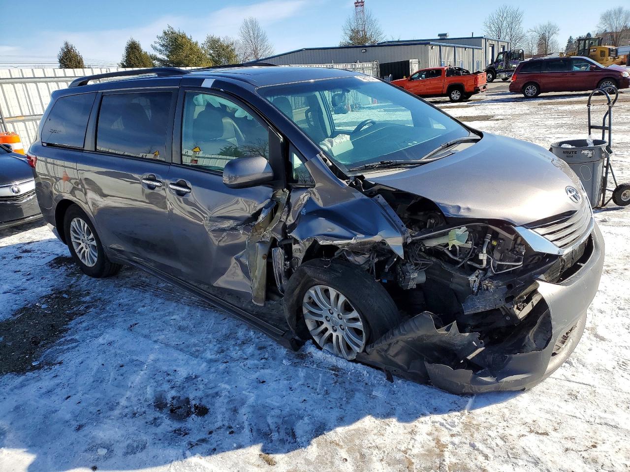 2017 TOYOTA SIENNA photo 7