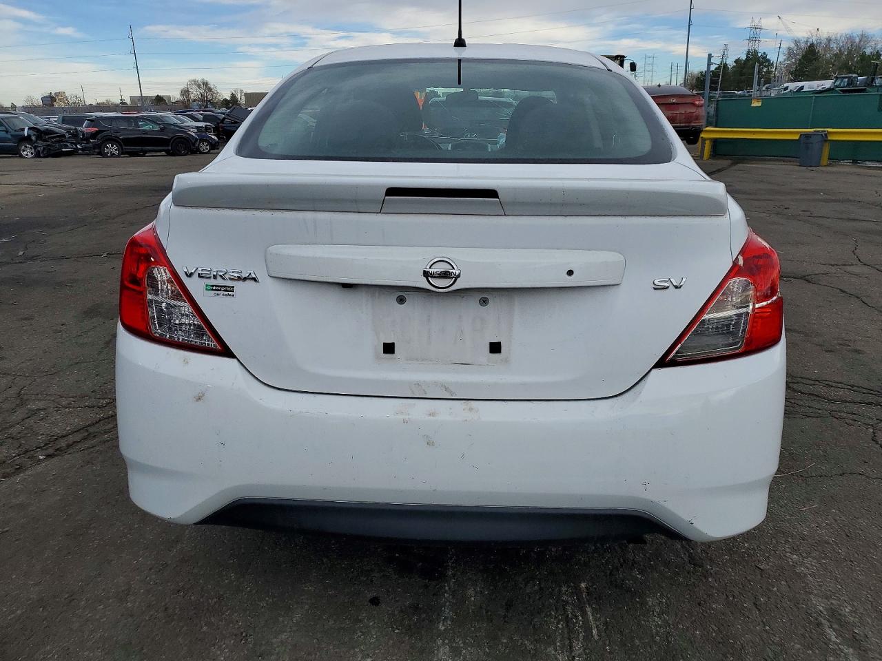 2019 NISSAN VERSA SV photo 6