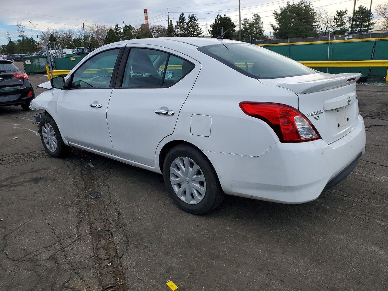 2019 NISSAN VERSA SV photo 2