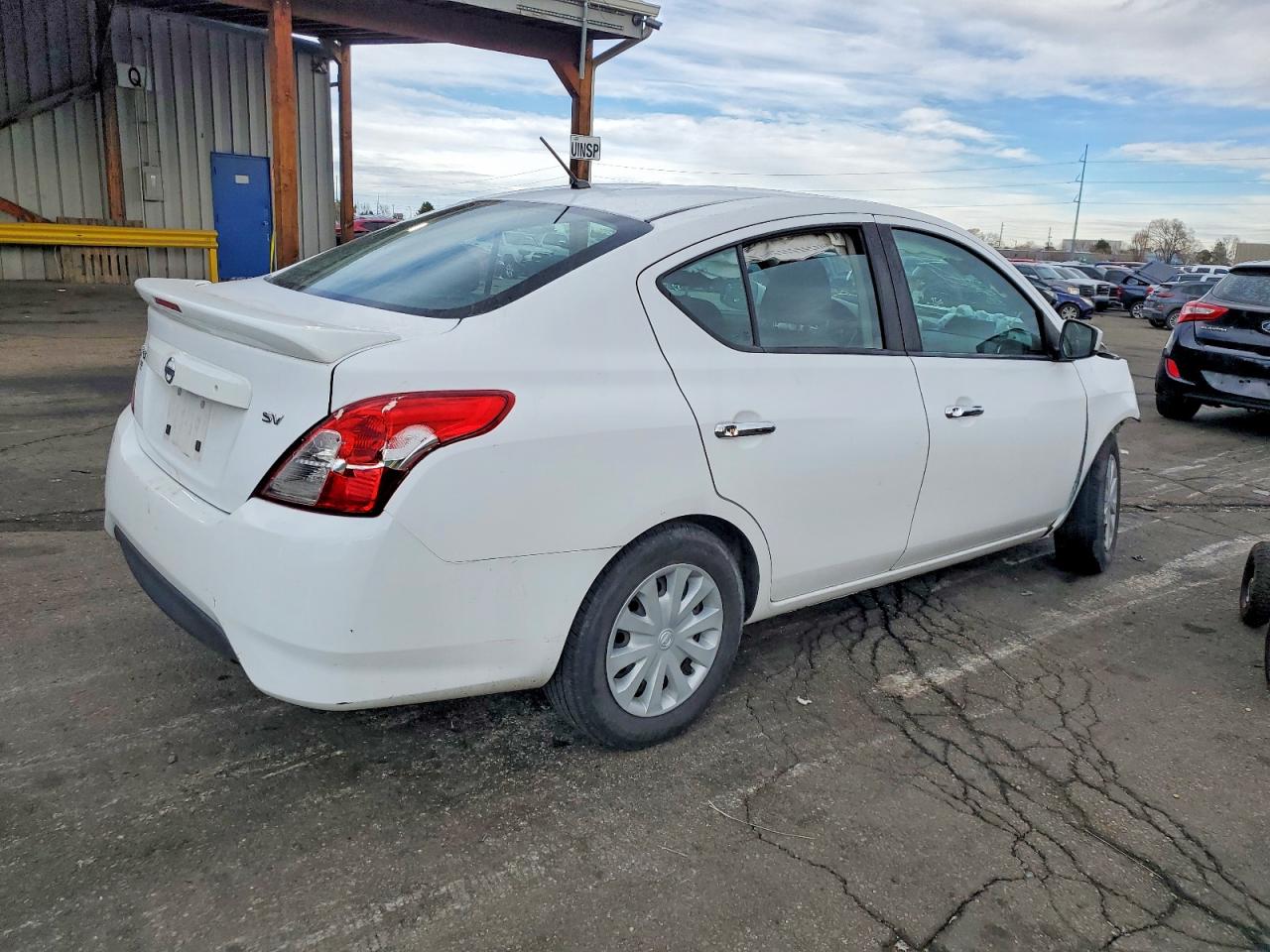 2019 NISSAN VERSA SV photo 3
