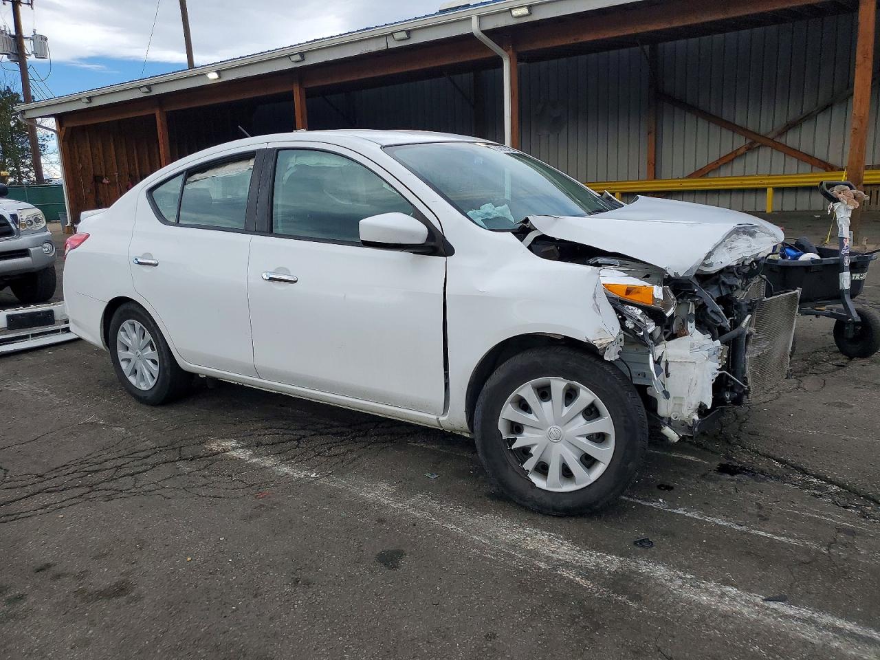 2019 NISSAN VERSA SV photo 4