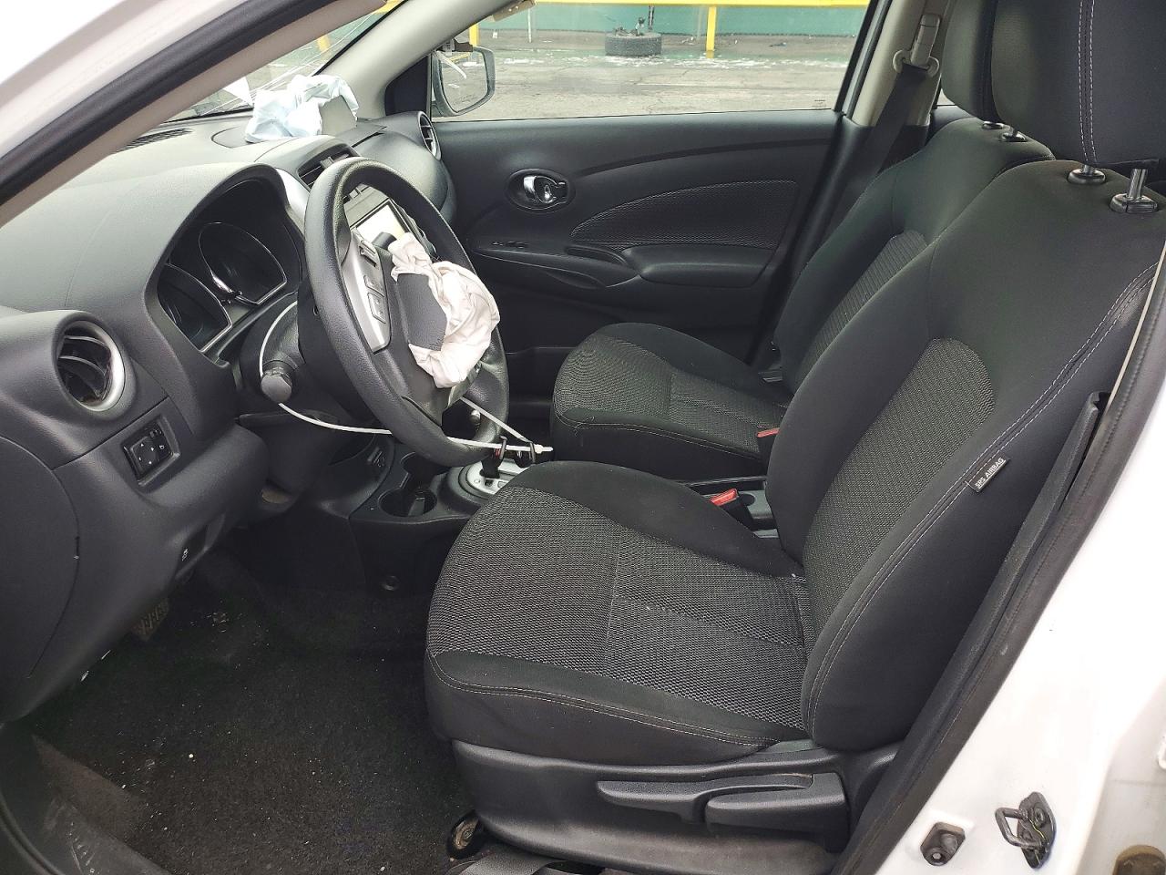2019 NISSAN VERSA SV photo 7