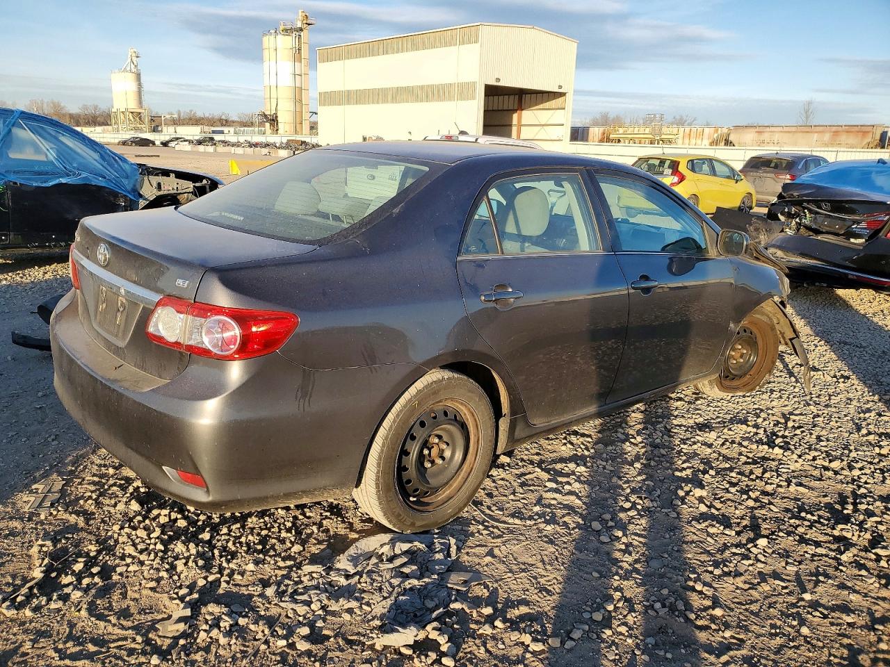 2013 TOYOTA COROLLA LE photo 3