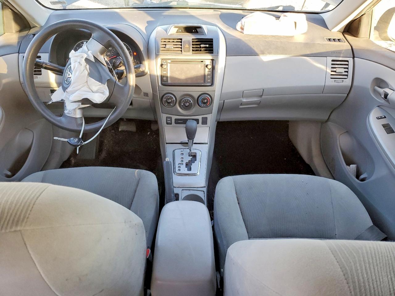 2013 TOYOTA COROLLA LE photo 8