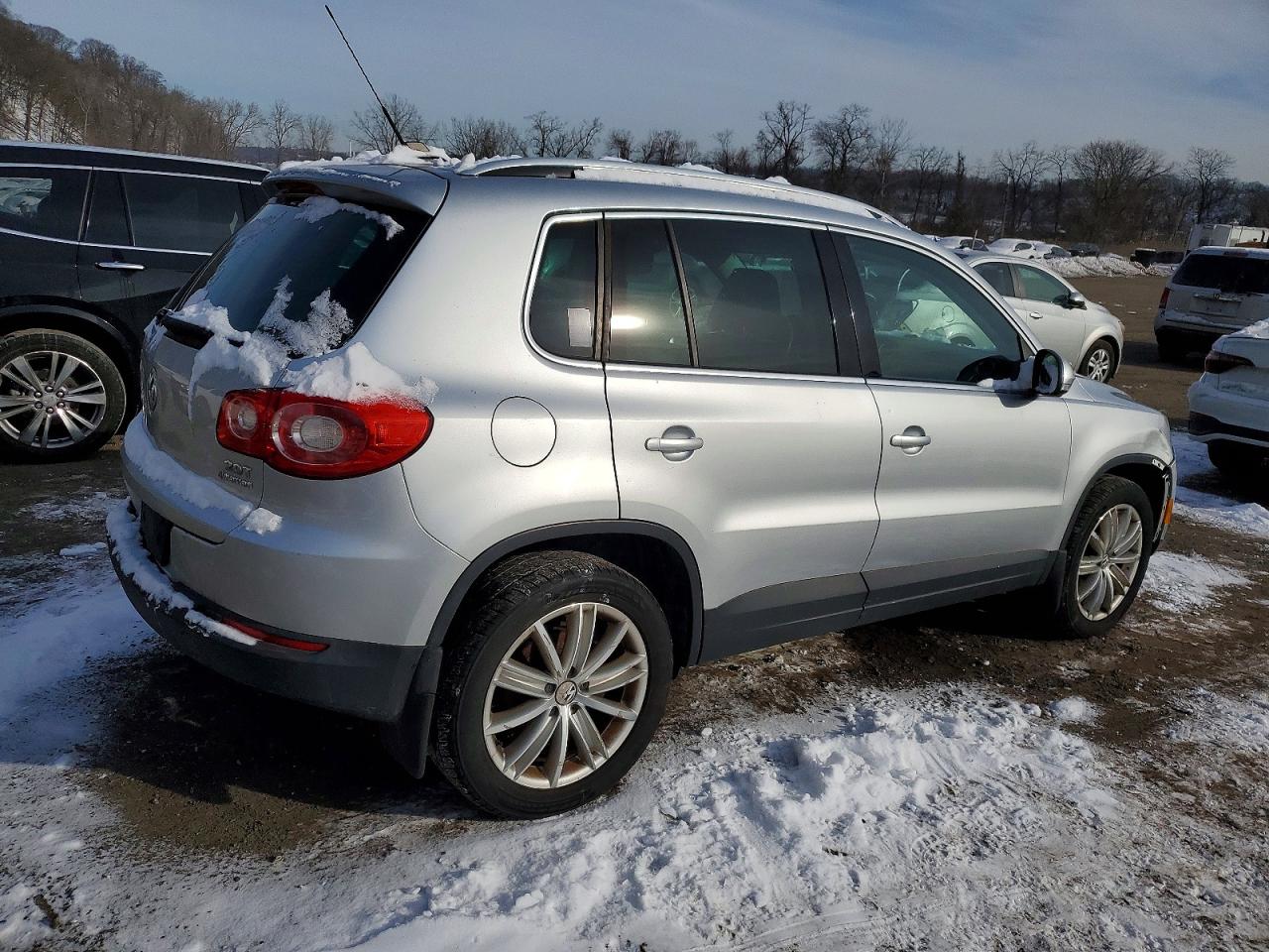 2011 VOLKSWAGEN TIGUAN S photo 3