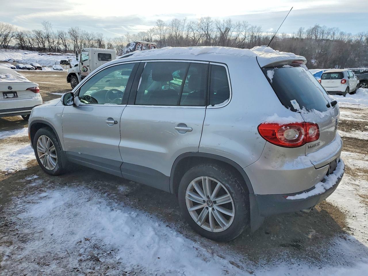 2011 VOLKSWAGEN TIGUAN S photo 2