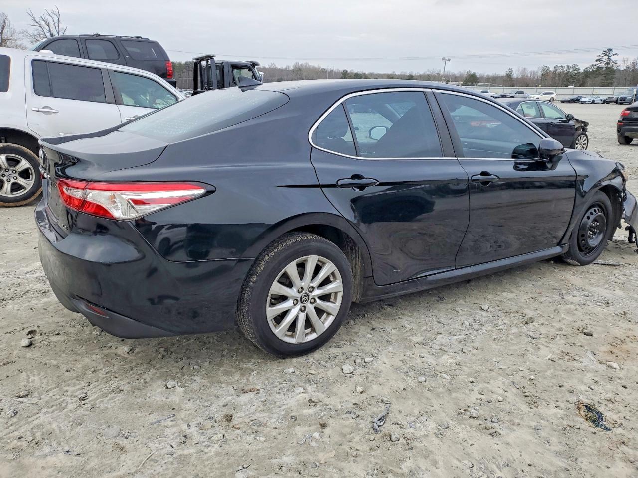 2019 TOYOTA CAMRY L photo 3