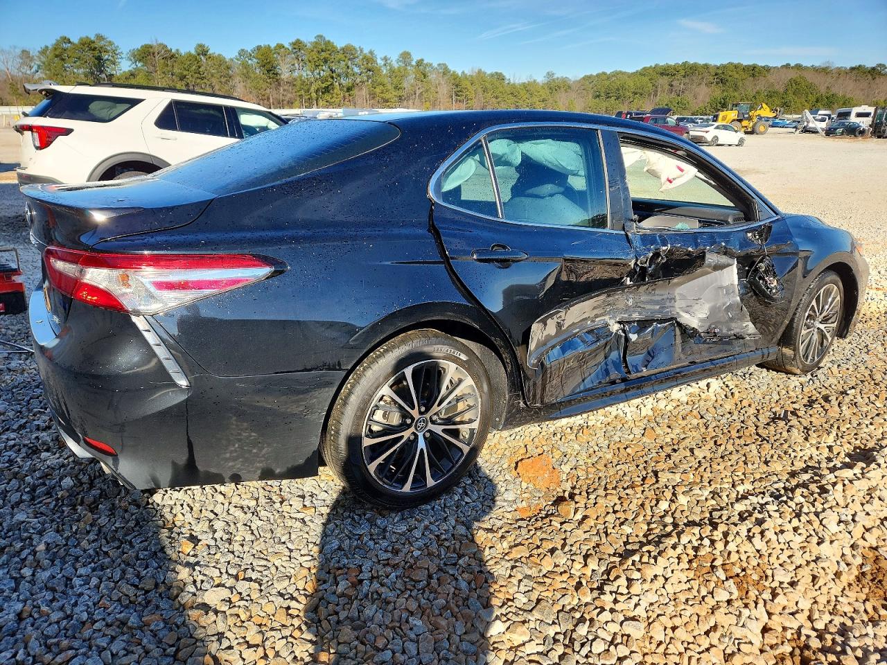 2018 TOYOTA CAMRY SE photo 3