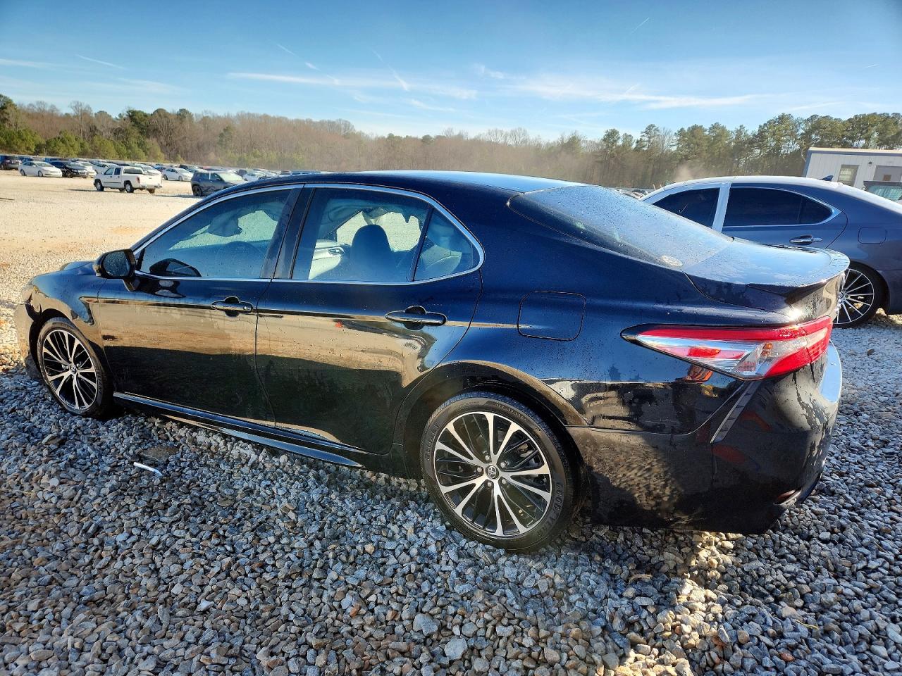 2018 TOYOTA CAMRY SE photo 2
