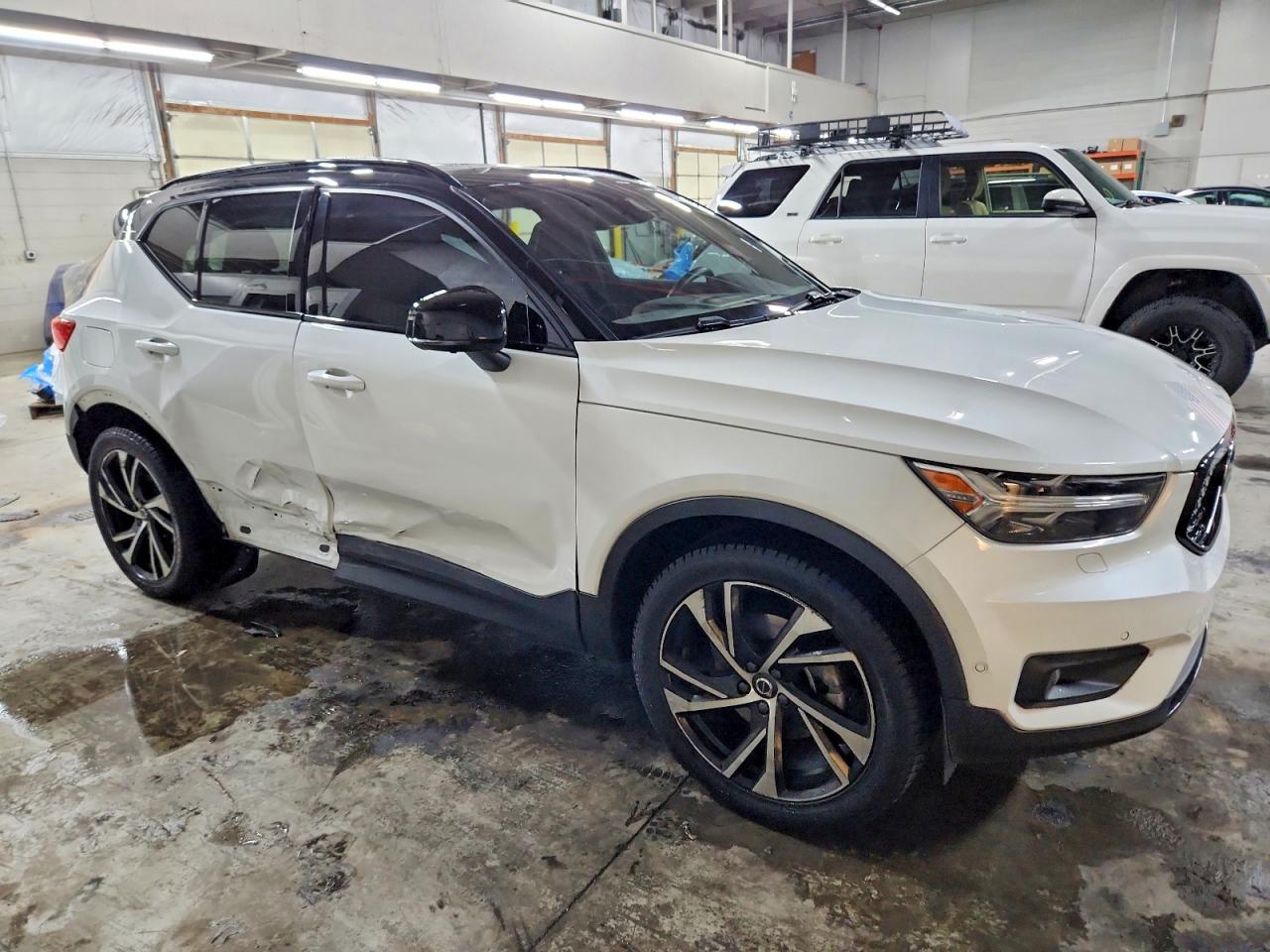 2022 VOLVO XC40 T5 R-DESIGN photo 4