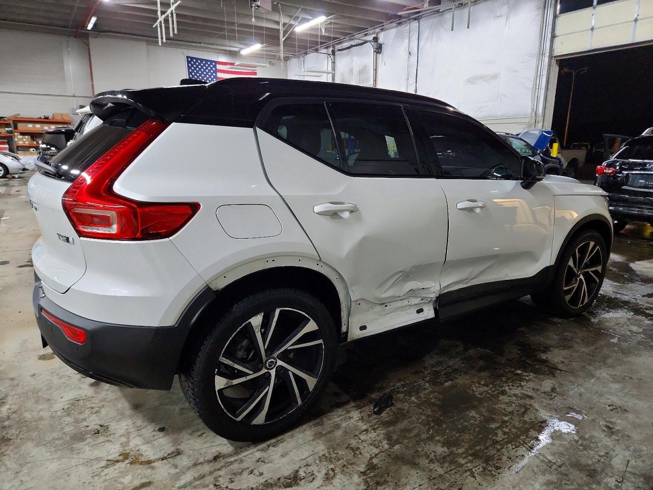 2022 VOLVO XC40 T5 R-DESIGN photo 3