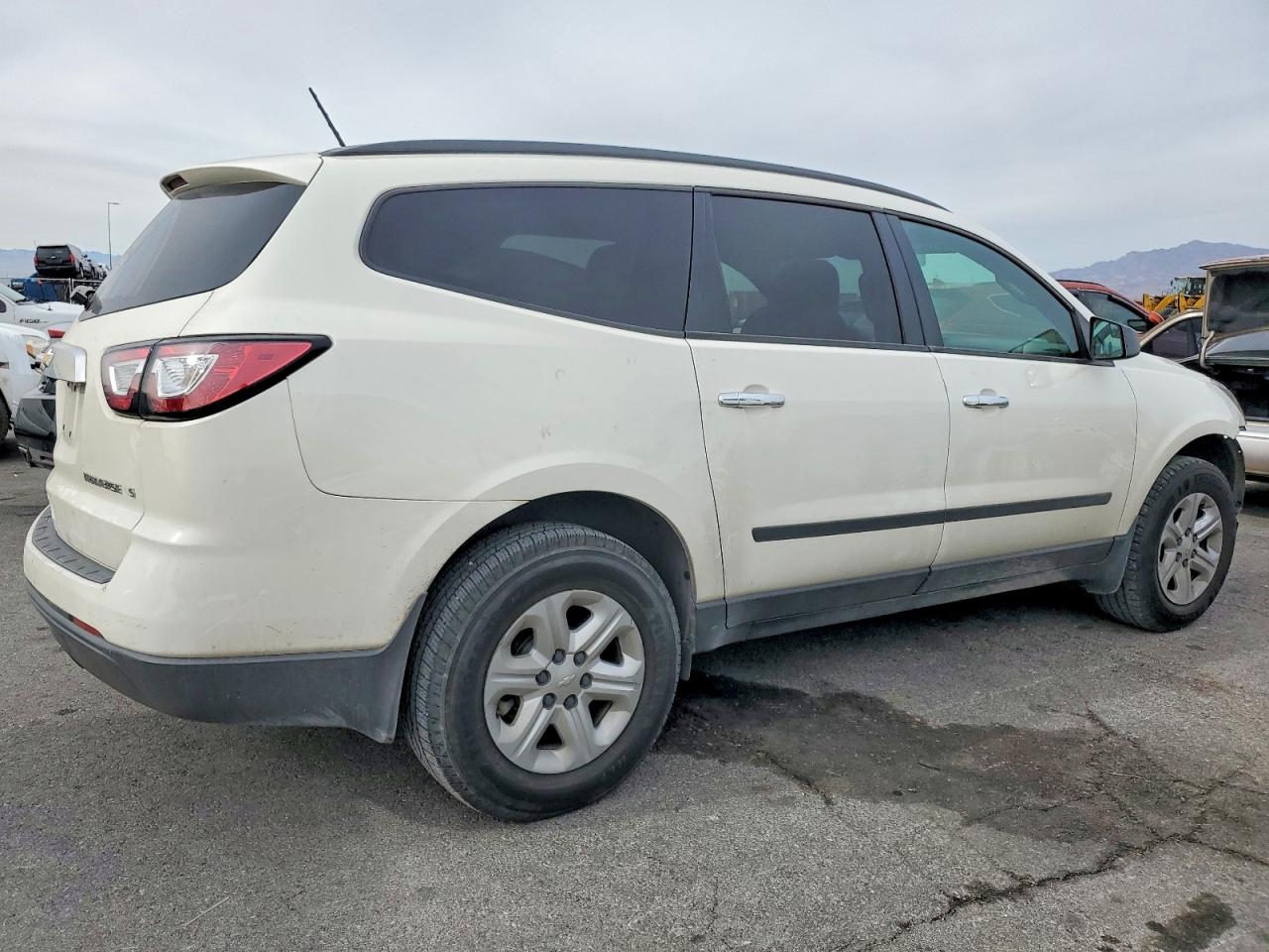 2014 CHEVROLET TRAVERSE LS photo 5