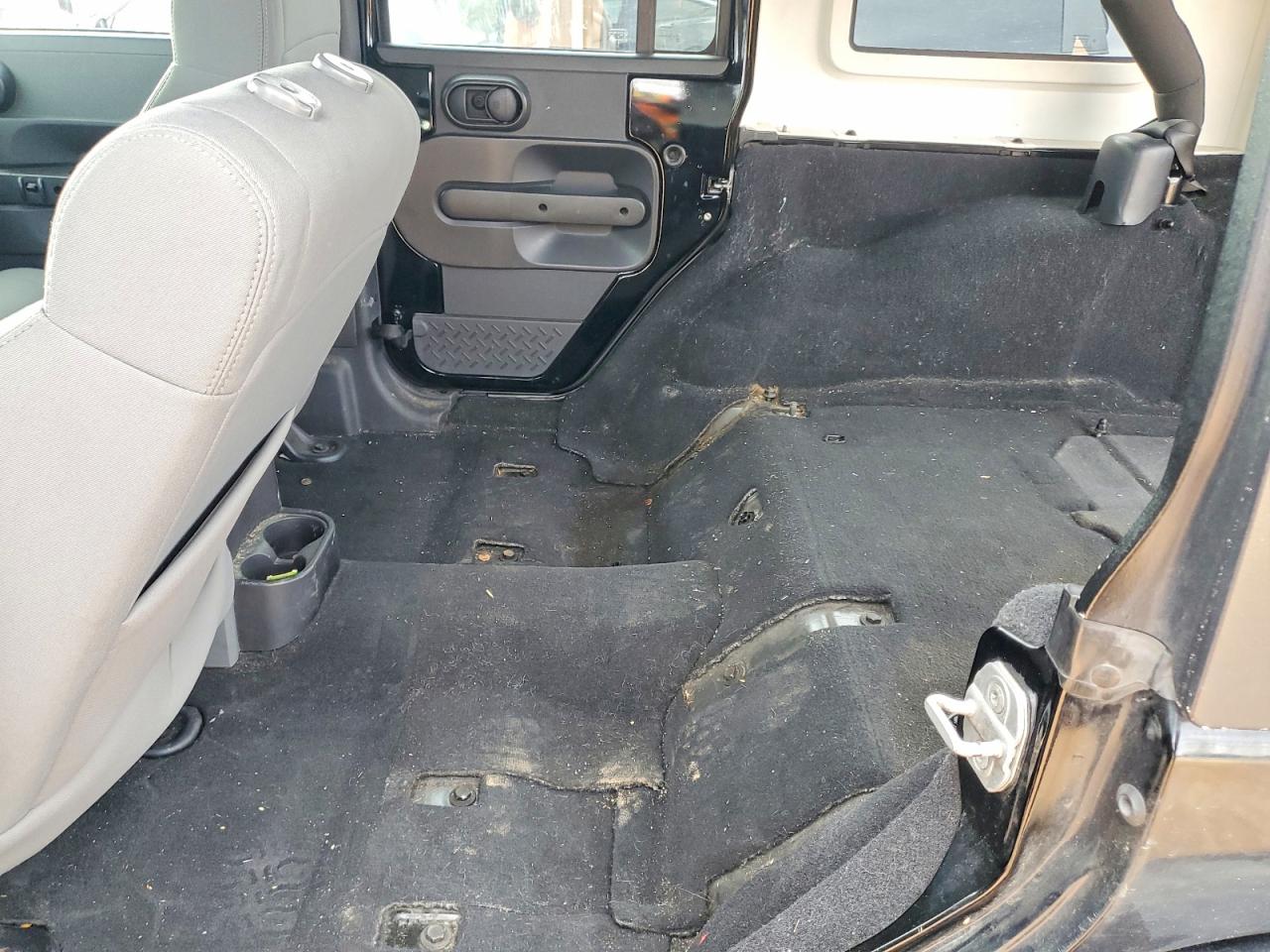 2010 JEEP WRANGLER UNLIMITED SAHARA photo 19