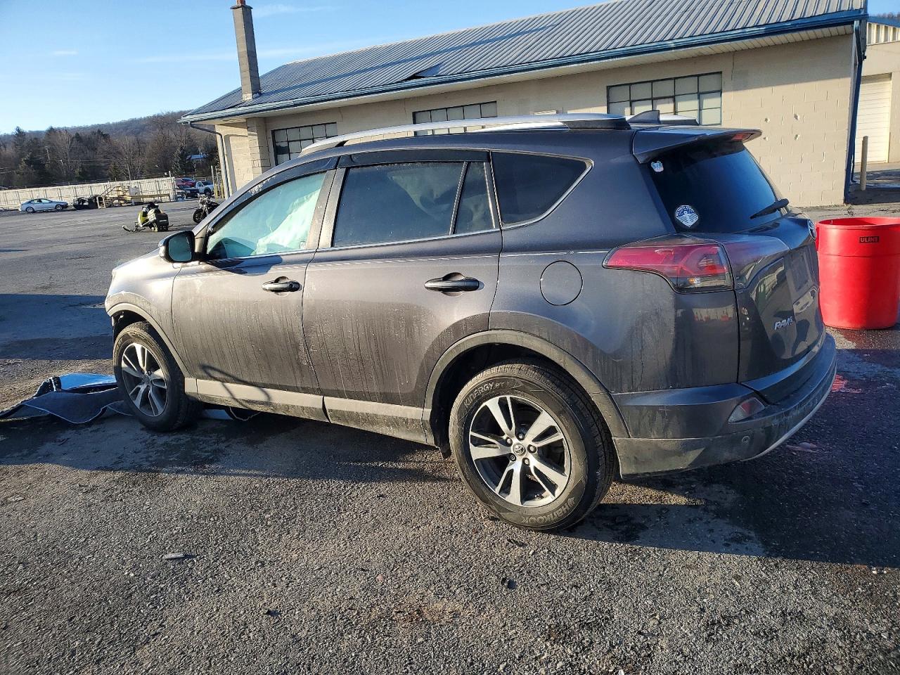 2016 TOYOTA RAV4 XLE photo 4