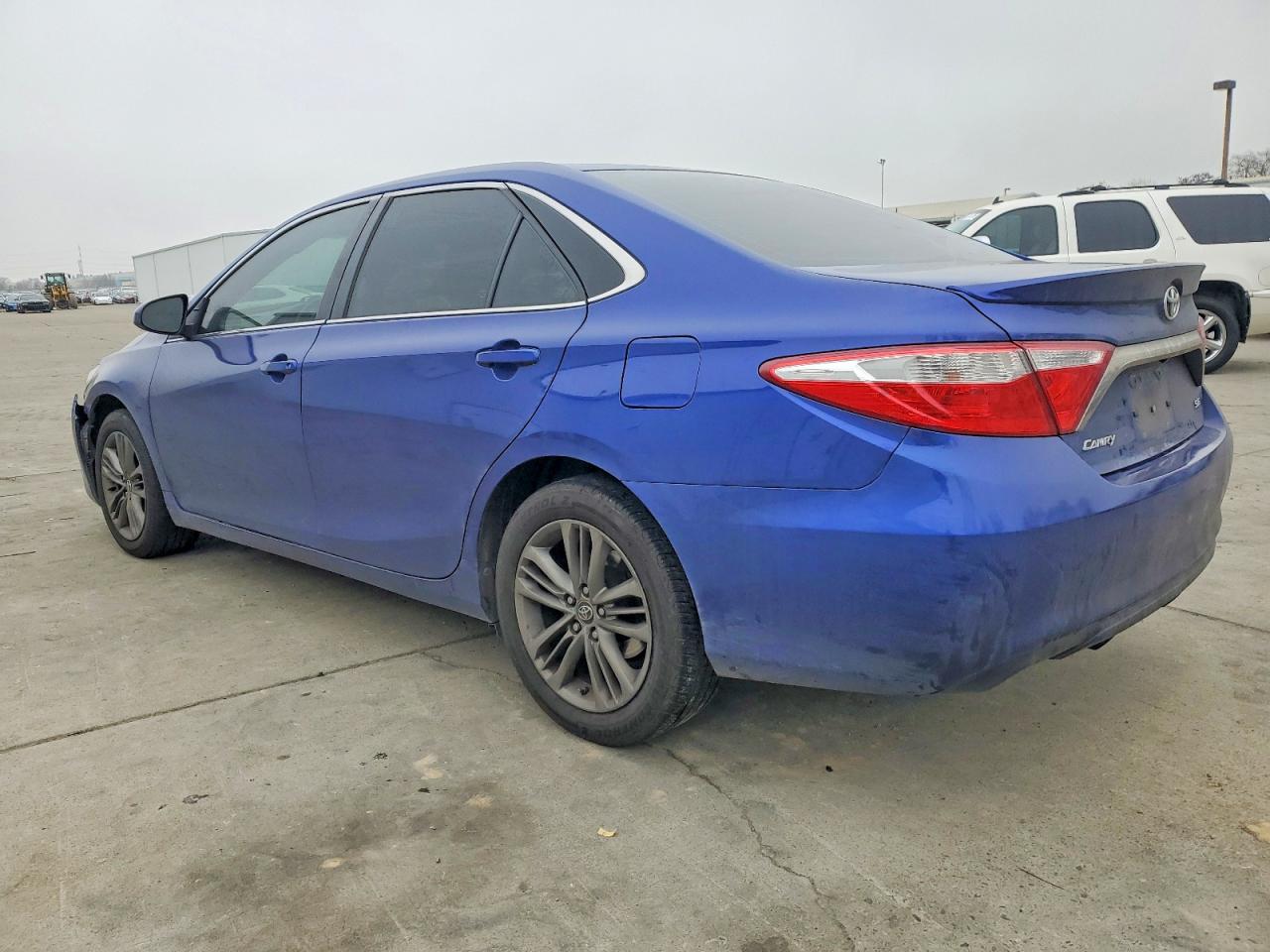 2015 TOYOTA CAMRY LE photo 3
