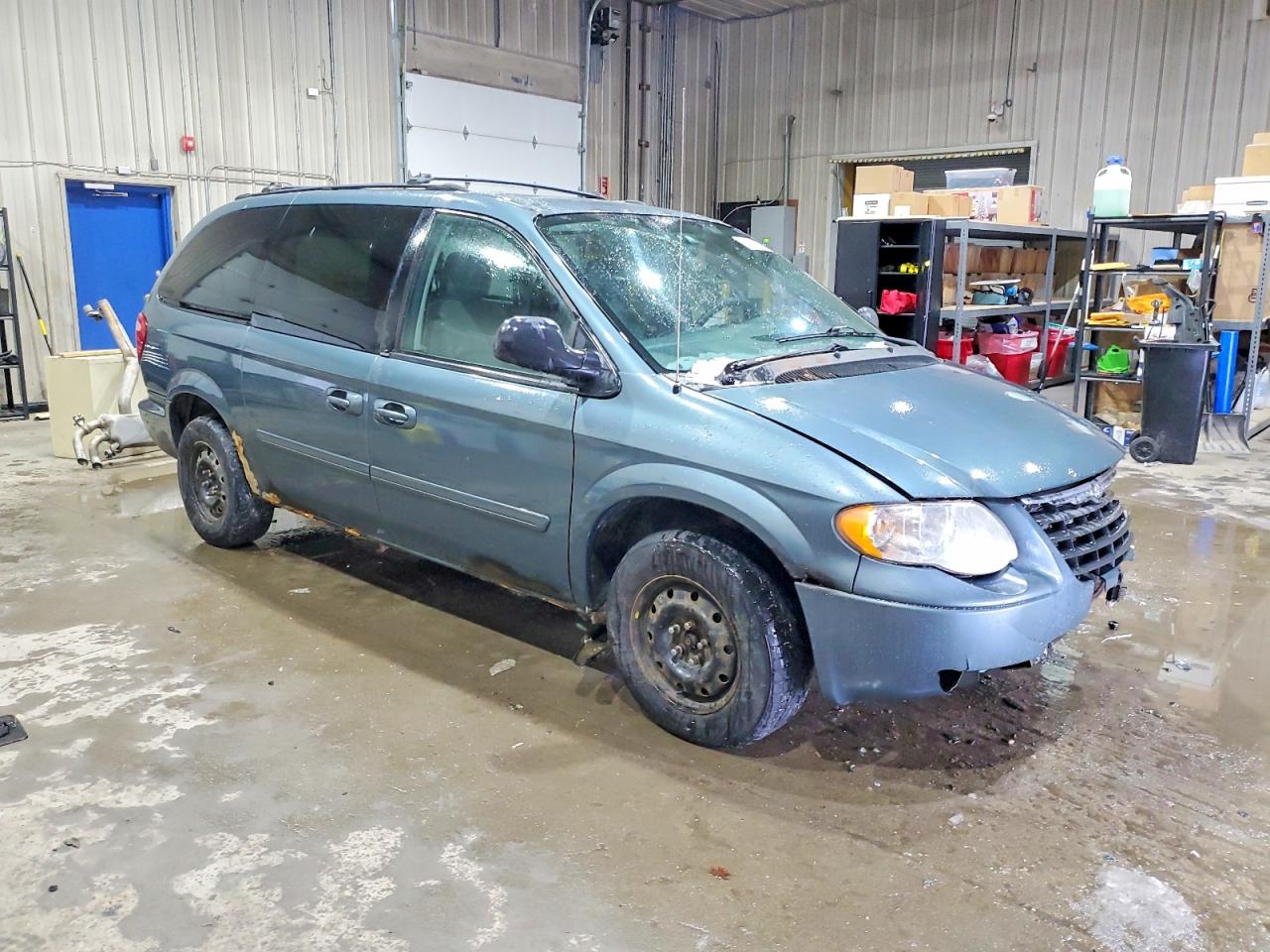 2005 CHRYSLER TOWN & COUNTRY LX photo 4