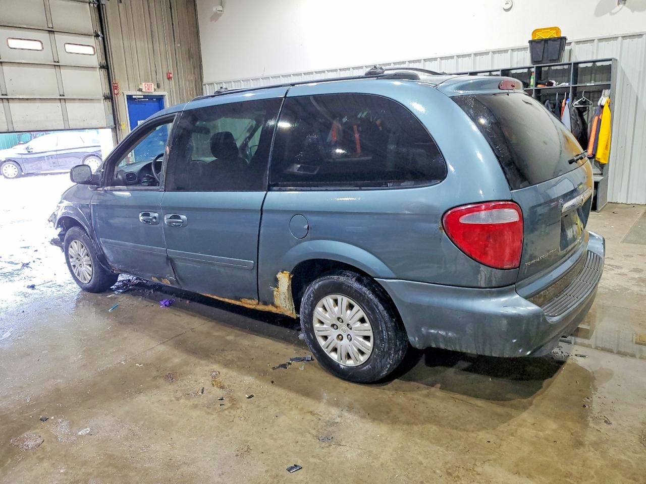 2005 CHRYSLER TOWN & COUNTRY LX photo 2