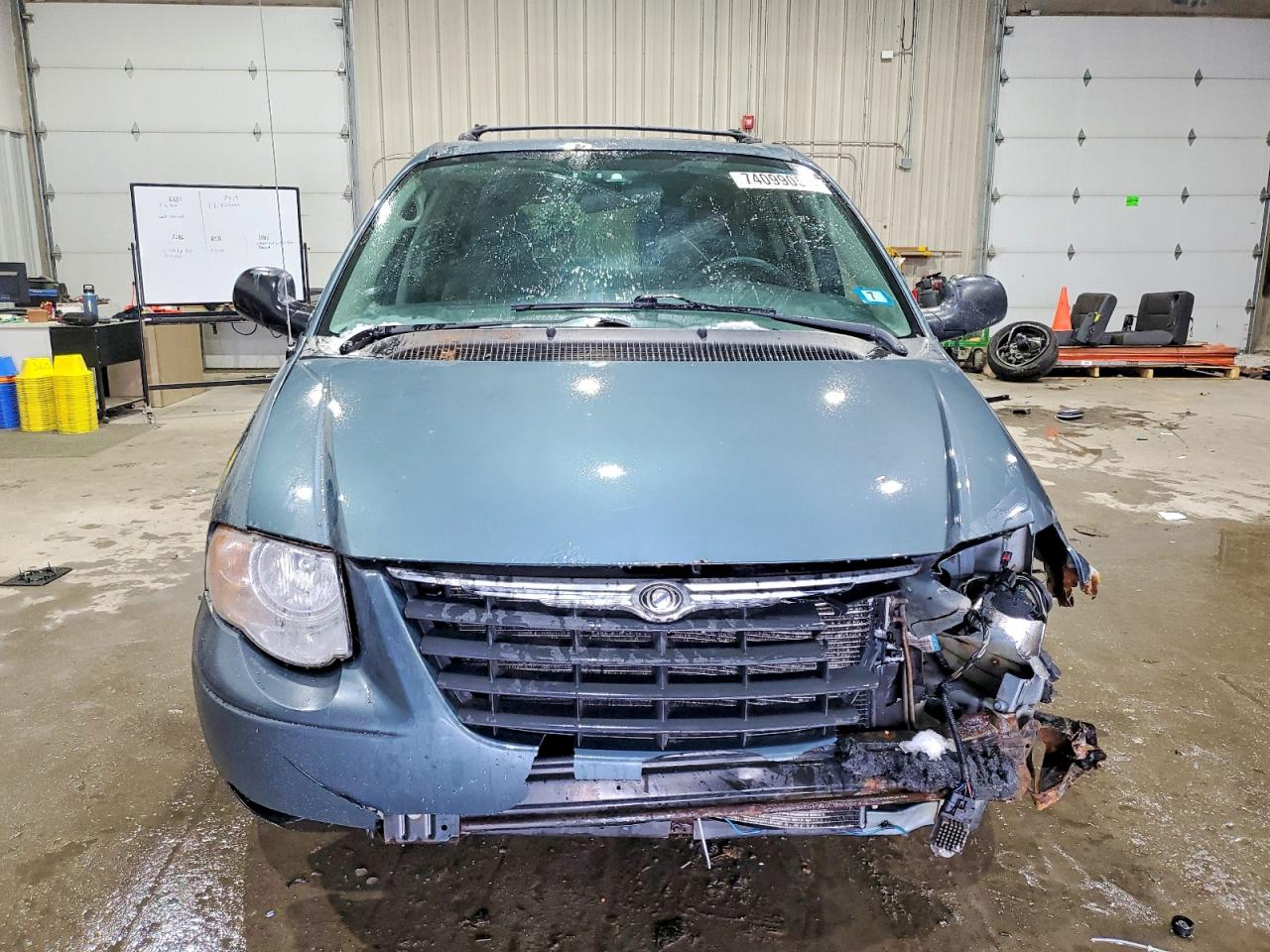 2005 CHRYSLER TOWN & COUNTRY LX photo 5