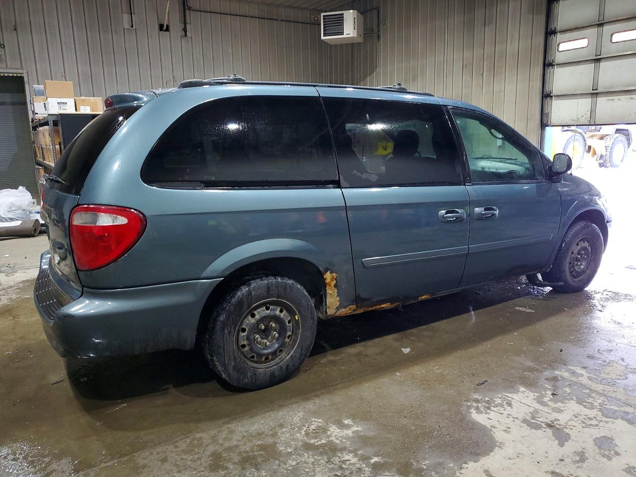 2005 CHRYSLER TOWN & COUNTRY LX photo 3