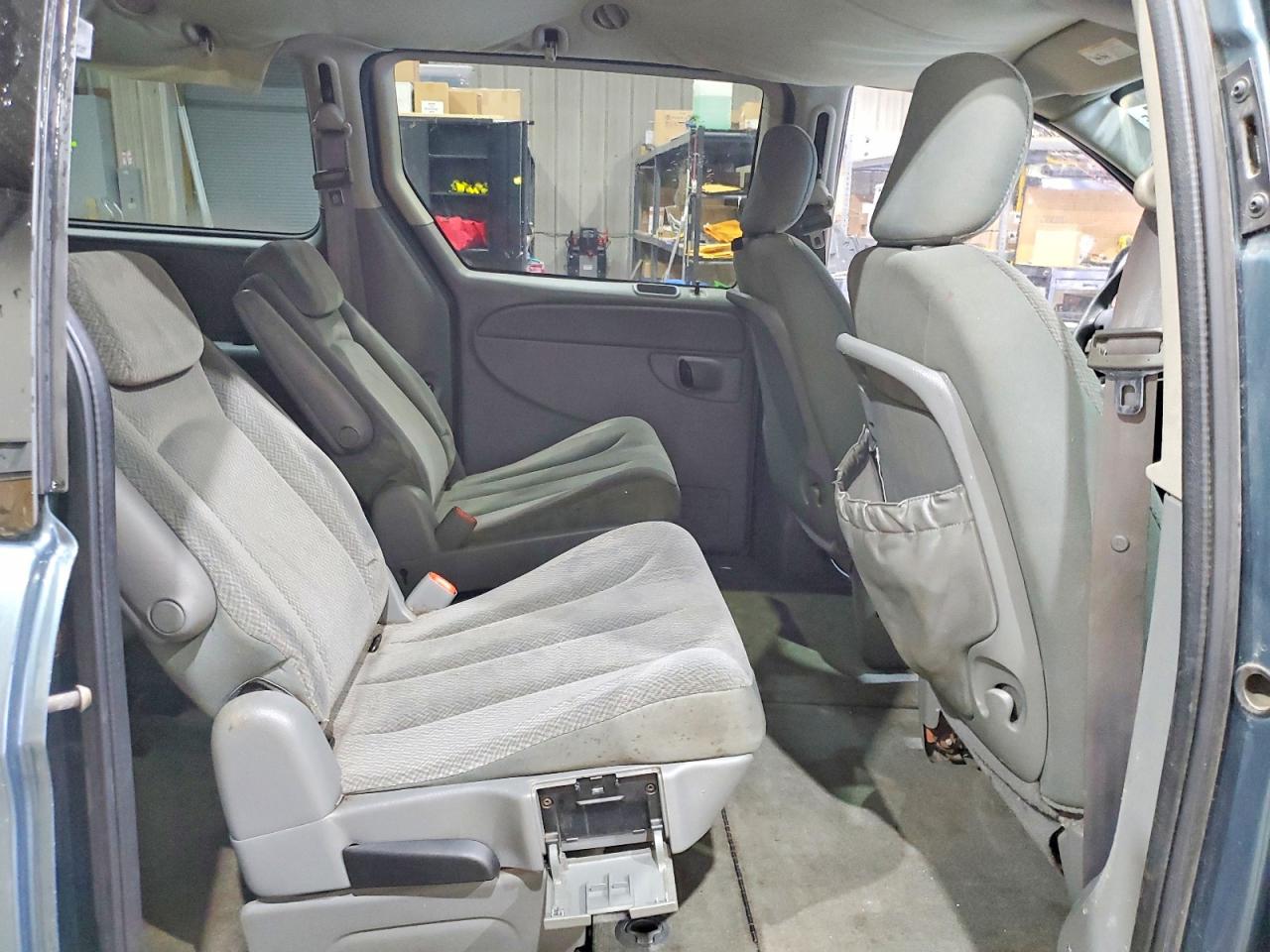 2005 CHRYSLER TOWN & COUNTRY LX photo 11