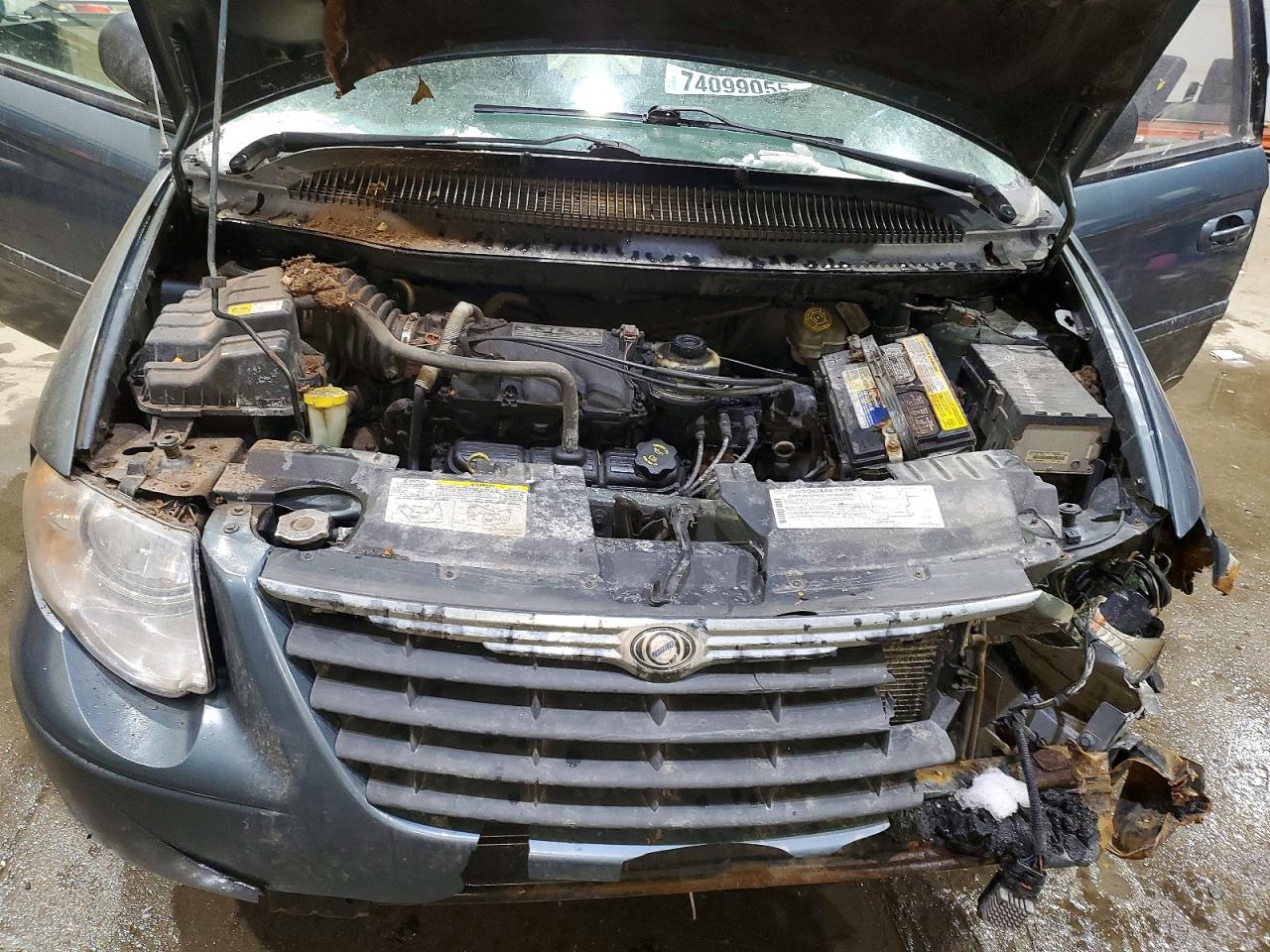 2005 CHRYSLER TOWN & COUNTRY LX photo 12