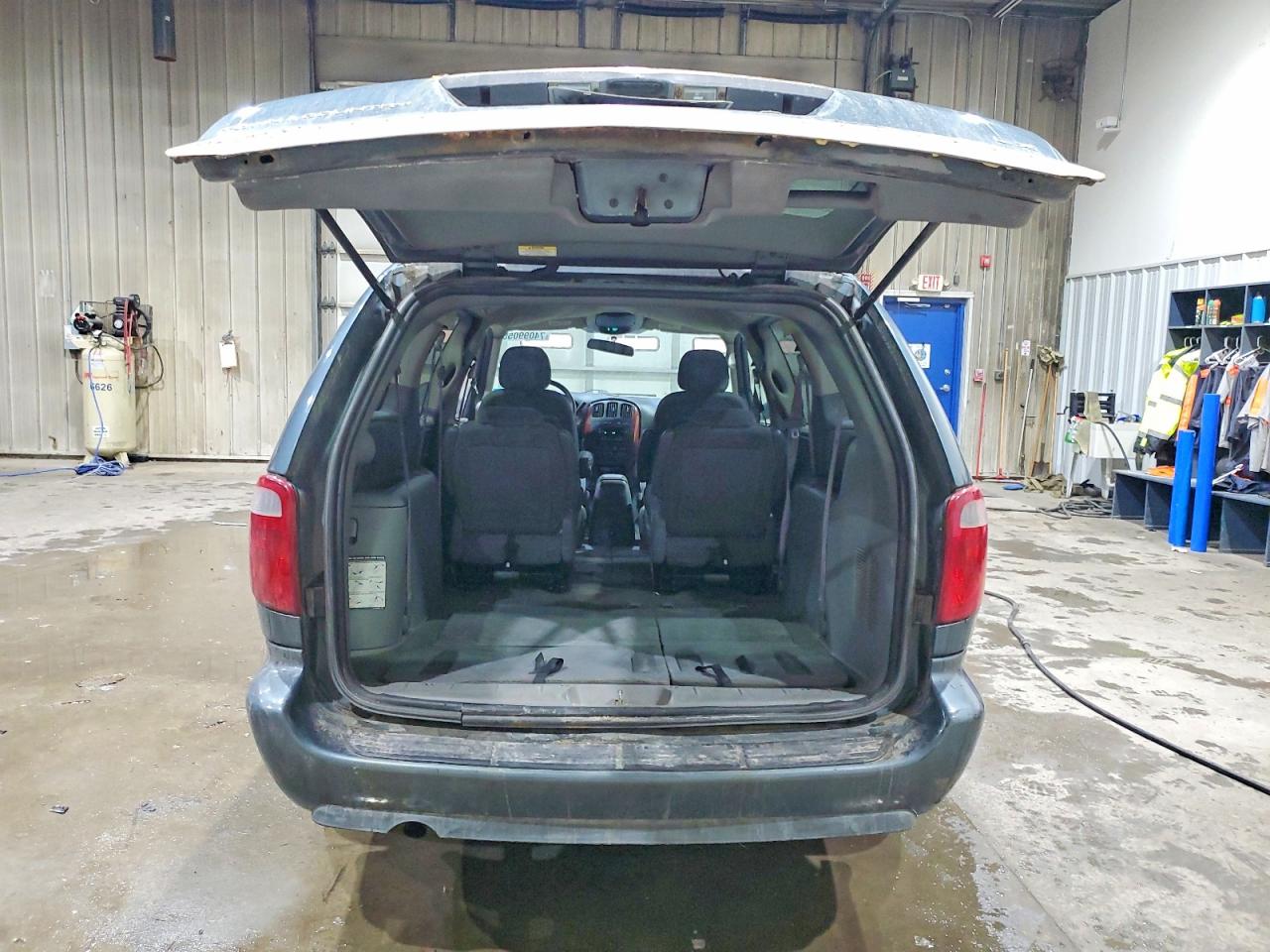 2005 CHRYSLER TOWN & COUNTRY LX photo 6