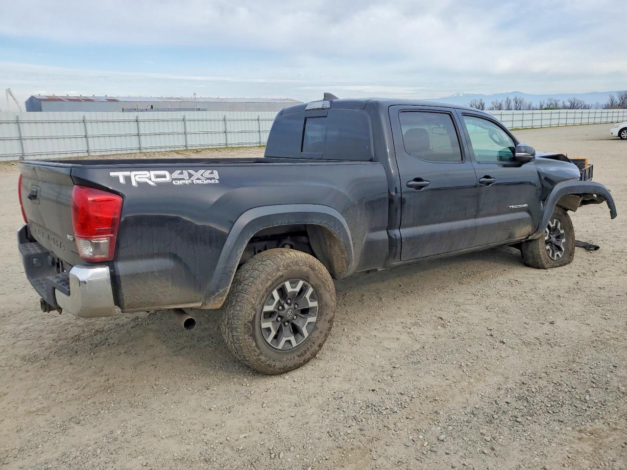 2017 TOYOTA TACOMA TRD OFF-ROAD photo 3