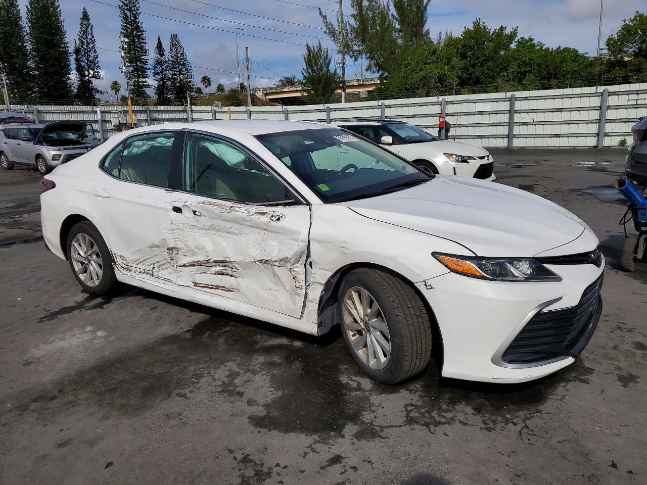 2022 TOYOTA CAMRY LE photo 4