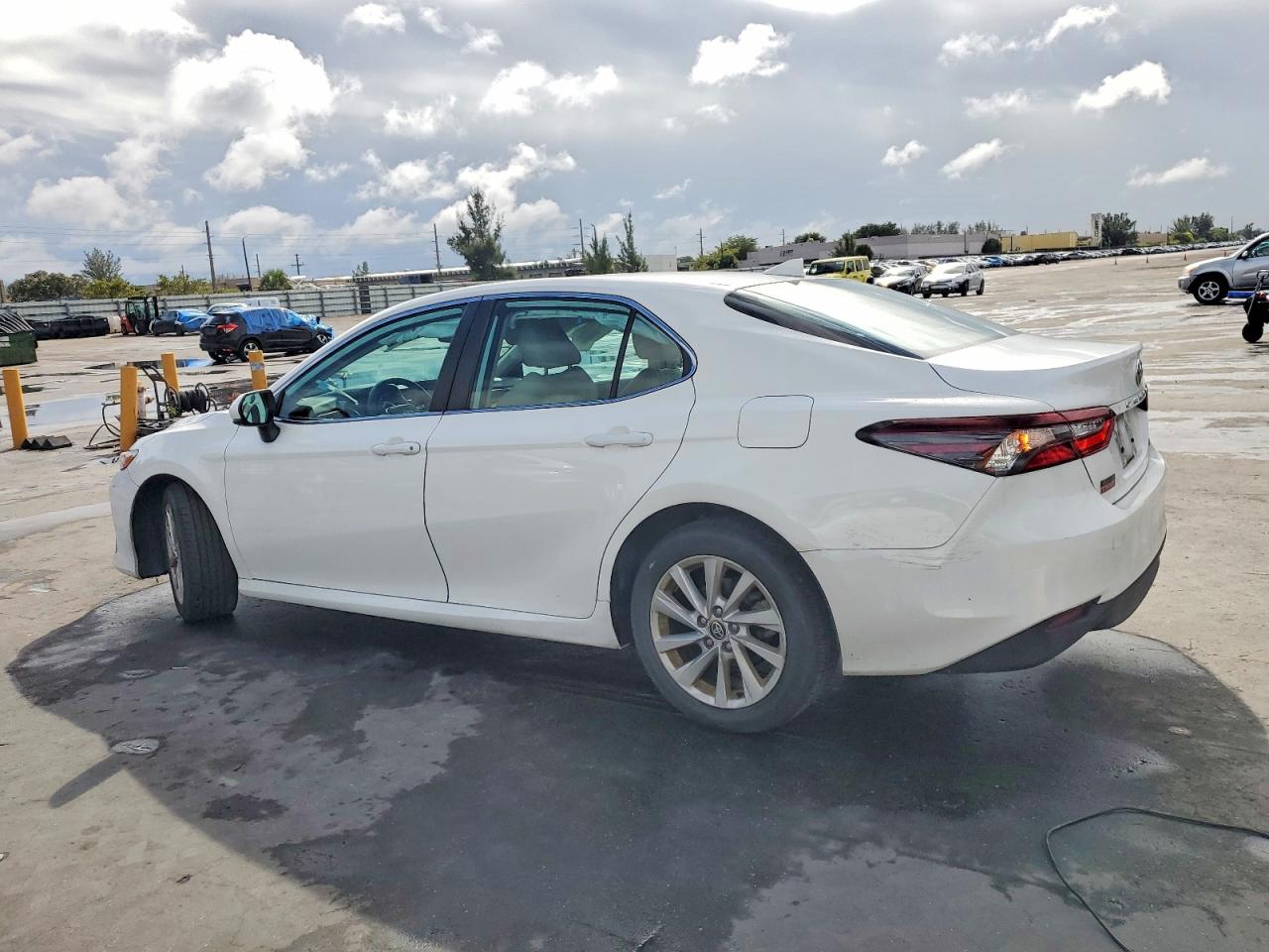 2022 TOYOTA CAMRY LE photo 2