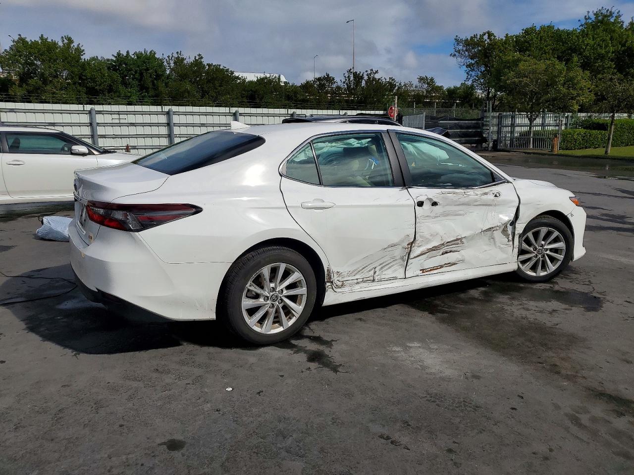 2022 TOYOTA CAMRY LE photo 3