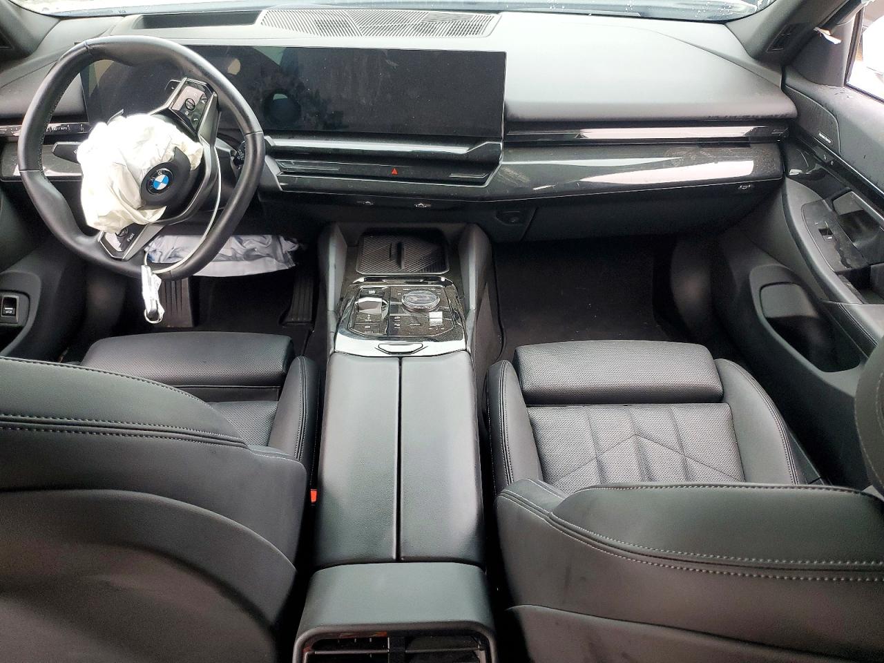 2025 BMW 530 XI photo 8