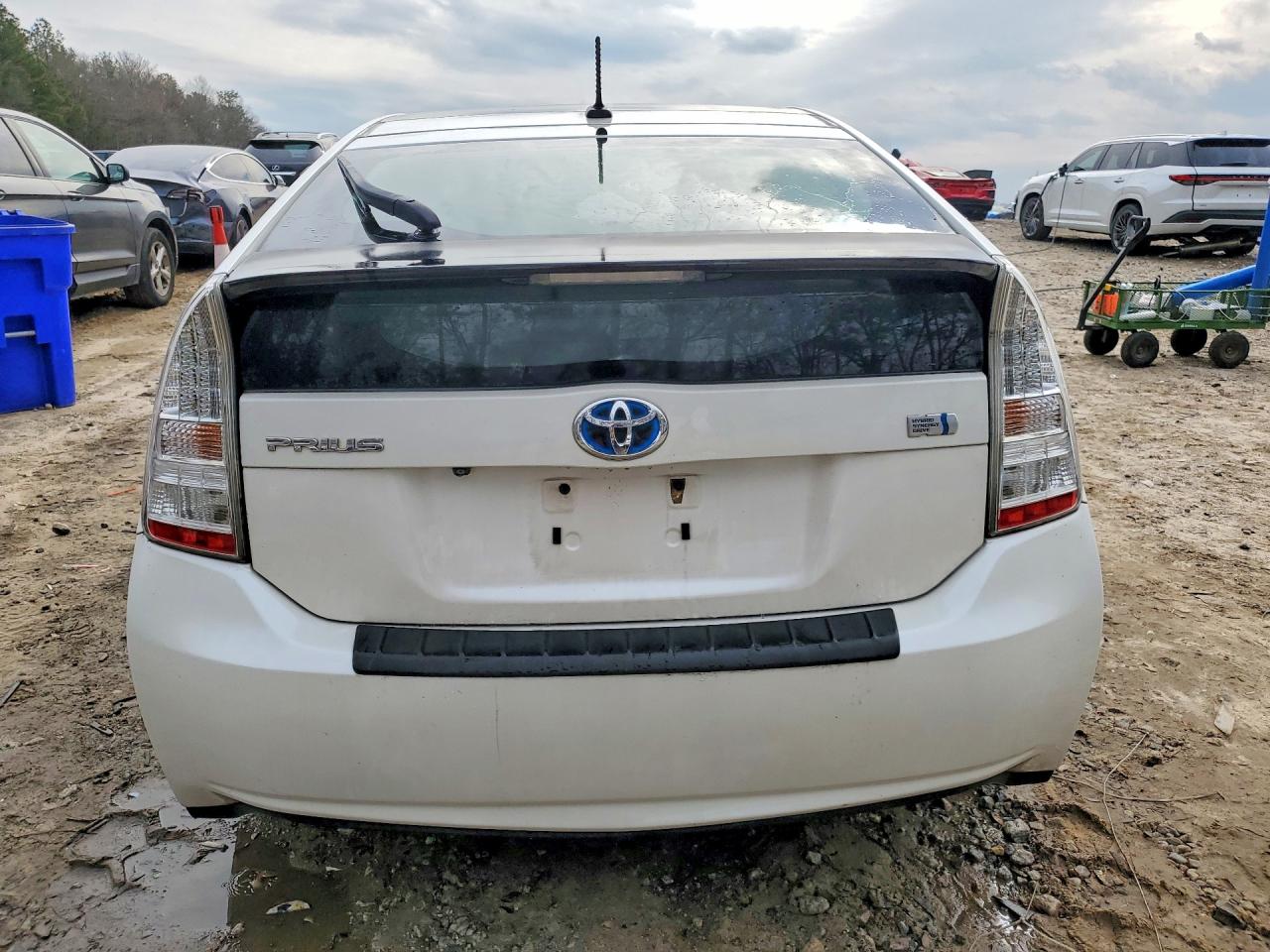 2011 TOYOTA PRIUS THREE photo 11
