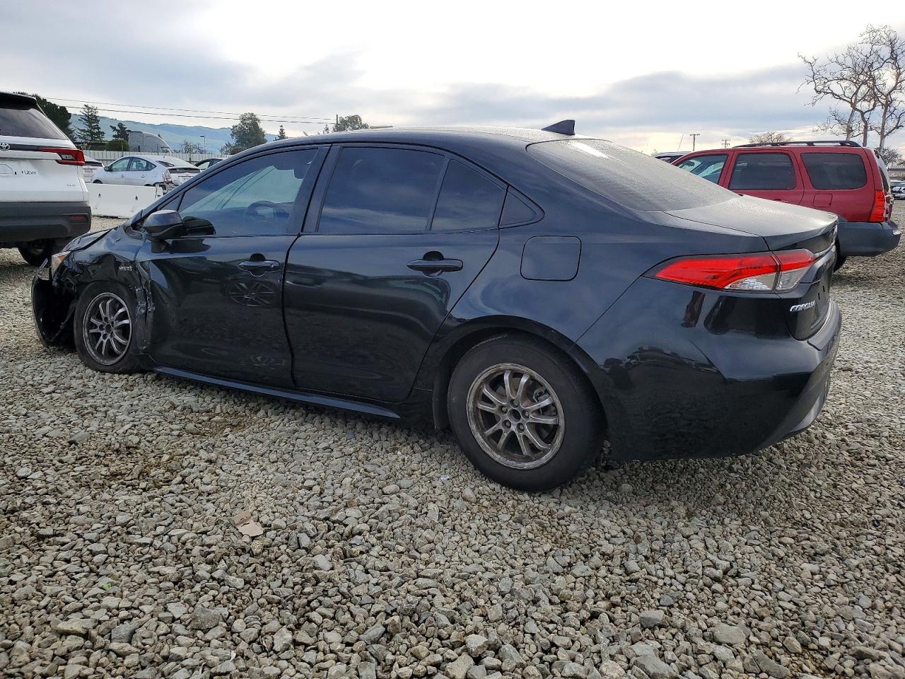 2021 TOYOTA COROLLA LE photo 2