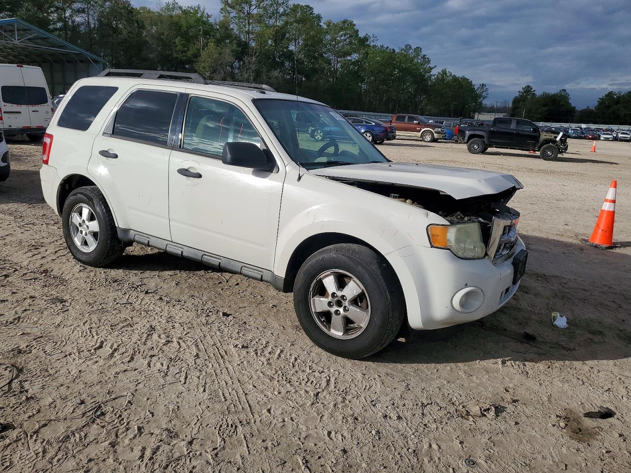 2010 FORD ESCAPE XLT photo 4
