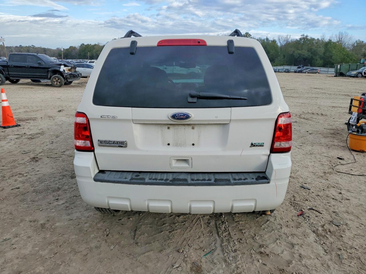 2010 FORD ESCAPE XLT photo 6