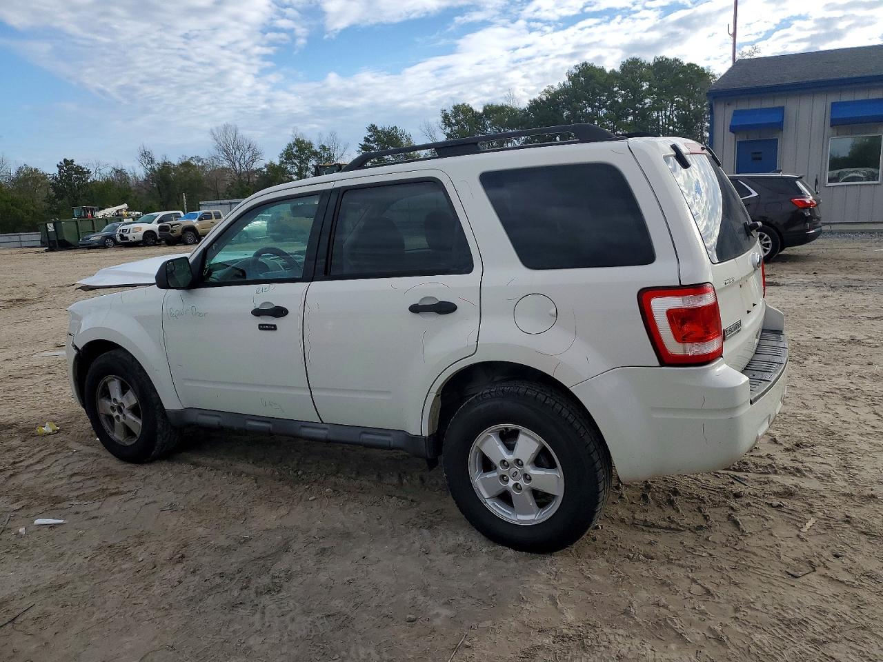 2010 FORD ESCAPE XLT photo 2