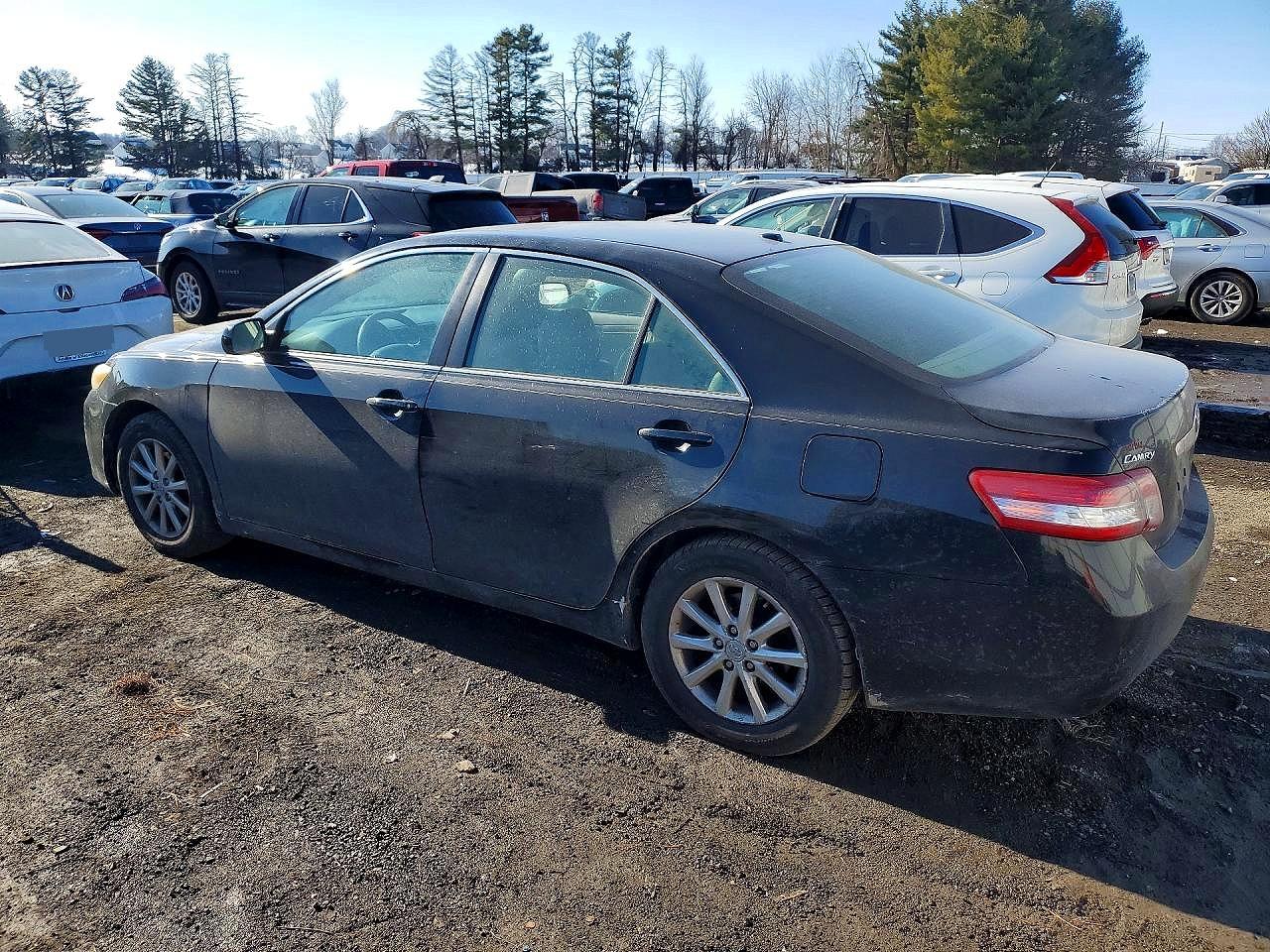 2011 TOYOTA CAMRY XLE photo 2