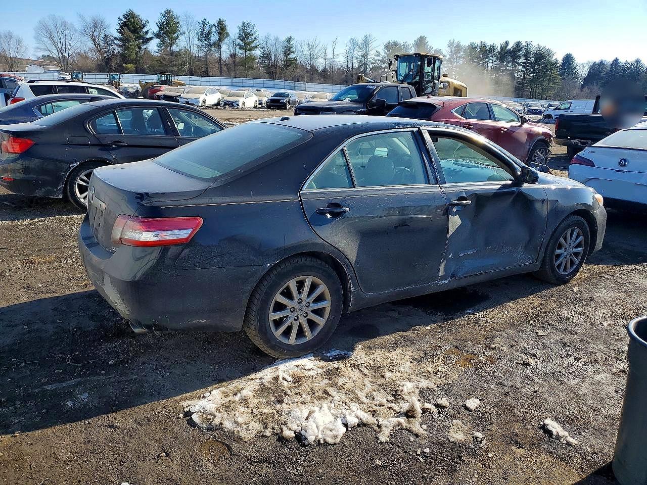 2011 TOYOTA CAMRY XLE photo 3